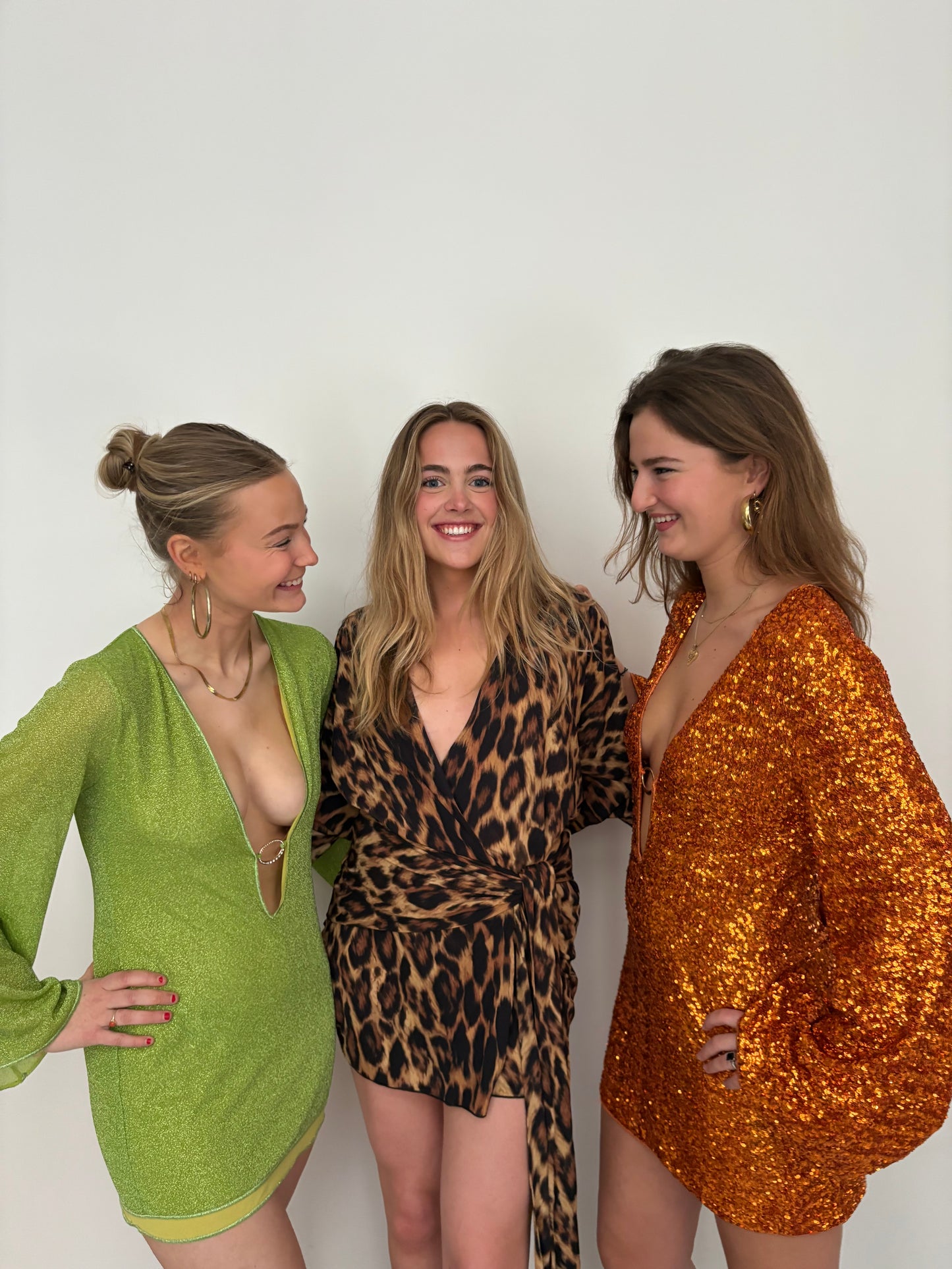 Sozanni van Rat & Boa - wikkeljurk met diepe V-hals en geplooide schouders te huur bij POOMBIES, jurk huren voor gala of feest