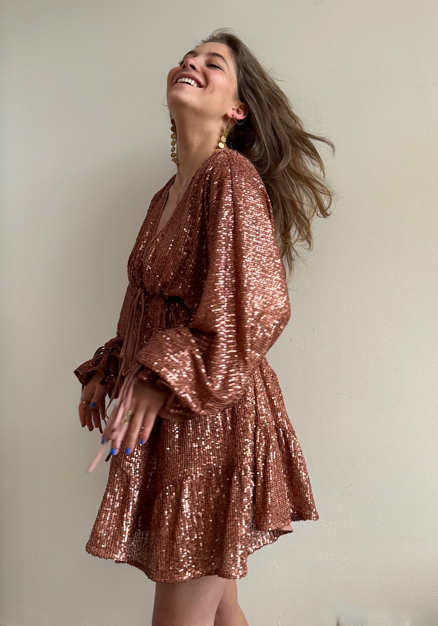 Sequin Mini van Asos - gelaagde mini-jurk met lovertjes en strikdetail te huur bij POOMBIES, jurk huren voor gala of feest