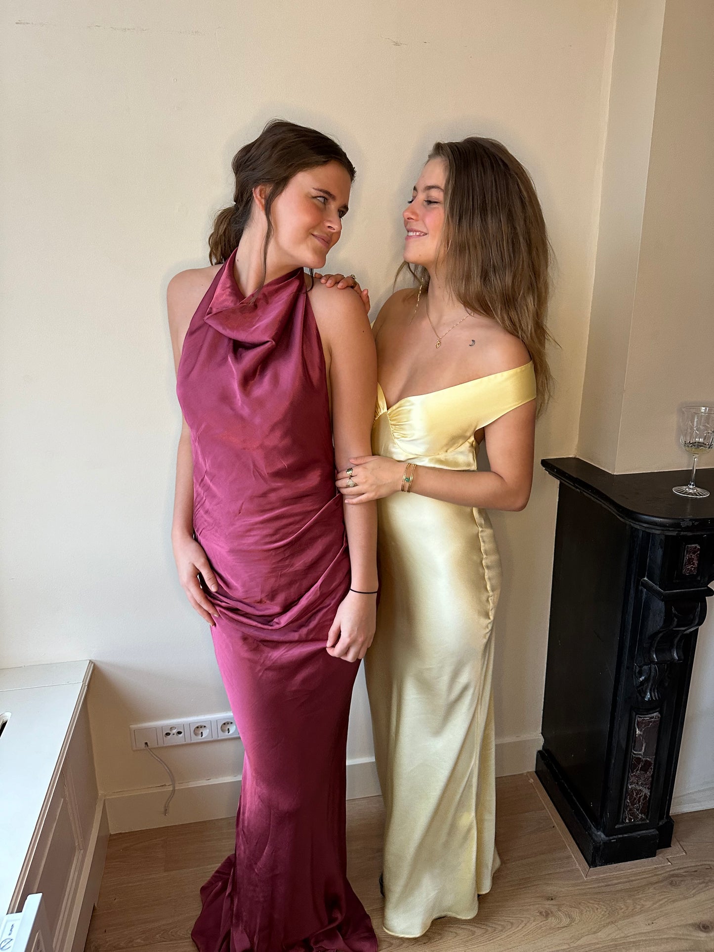 Gaia van Arcina Ori - vintage elegante jurk met hoge watervalhalslijn te huur bij POOMBIES, jurk huren voor gala of feest