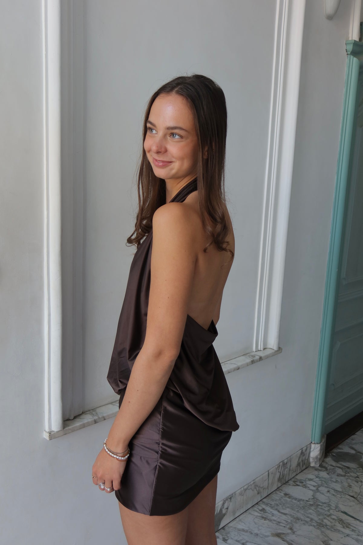 Arabel Draped Halter Mini jurk van Meshki in chocolate - satijnen halter mini jurk te huur bij Poombies, jurk huren voor 21-diner, feest of gala