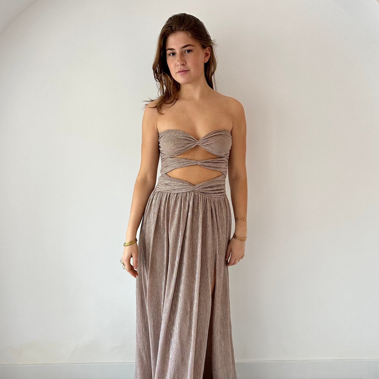 Rachel Josephine van Lovers & Friends - plisse jurk met metallic draad en cut-out detail te huur bij POOMBIES, jurk huren voor gala of feest