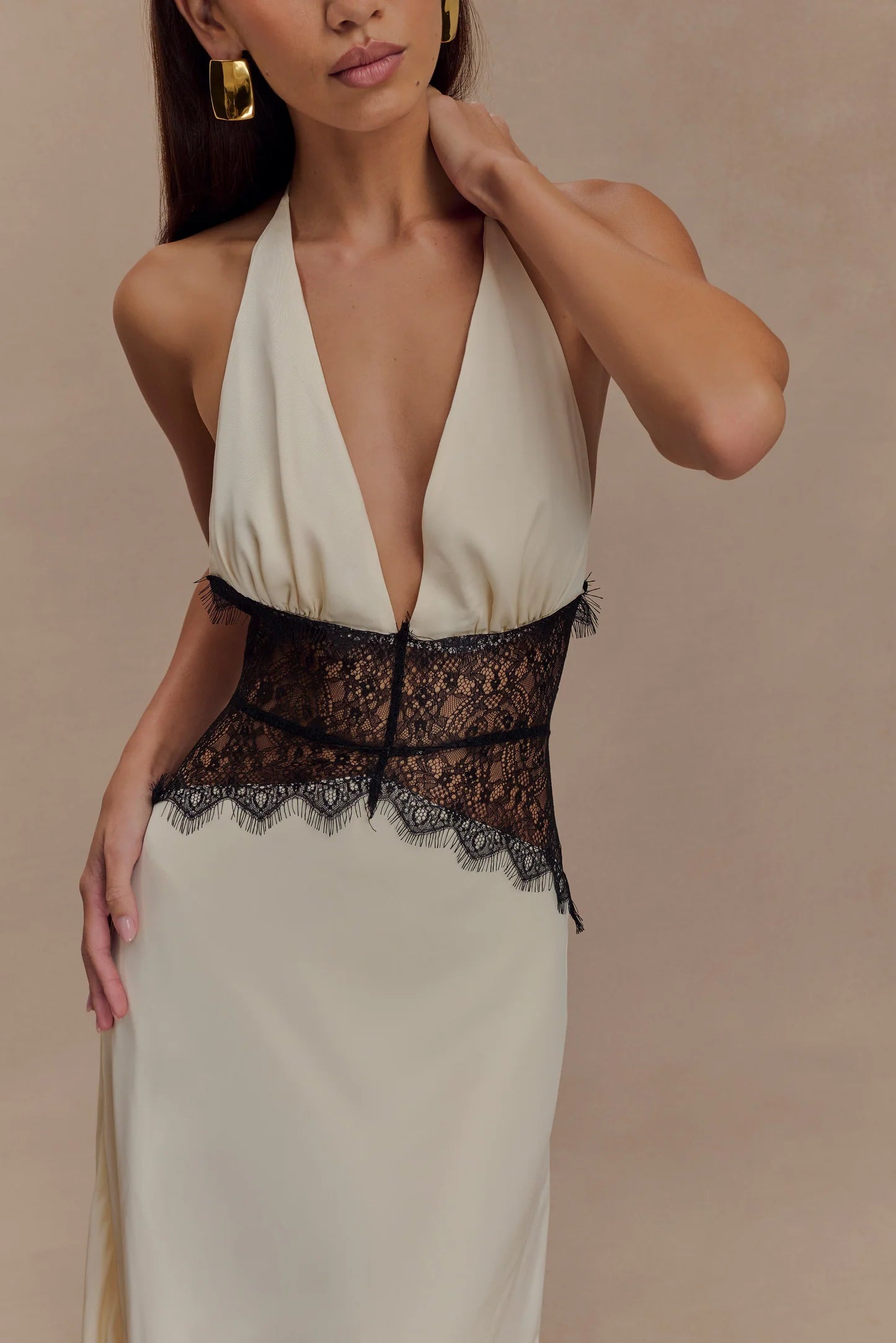 Dinah van Meshki - maxi-jurk met satijn en kant te huur bij POOMBIES, jurk huren voor gala of feest