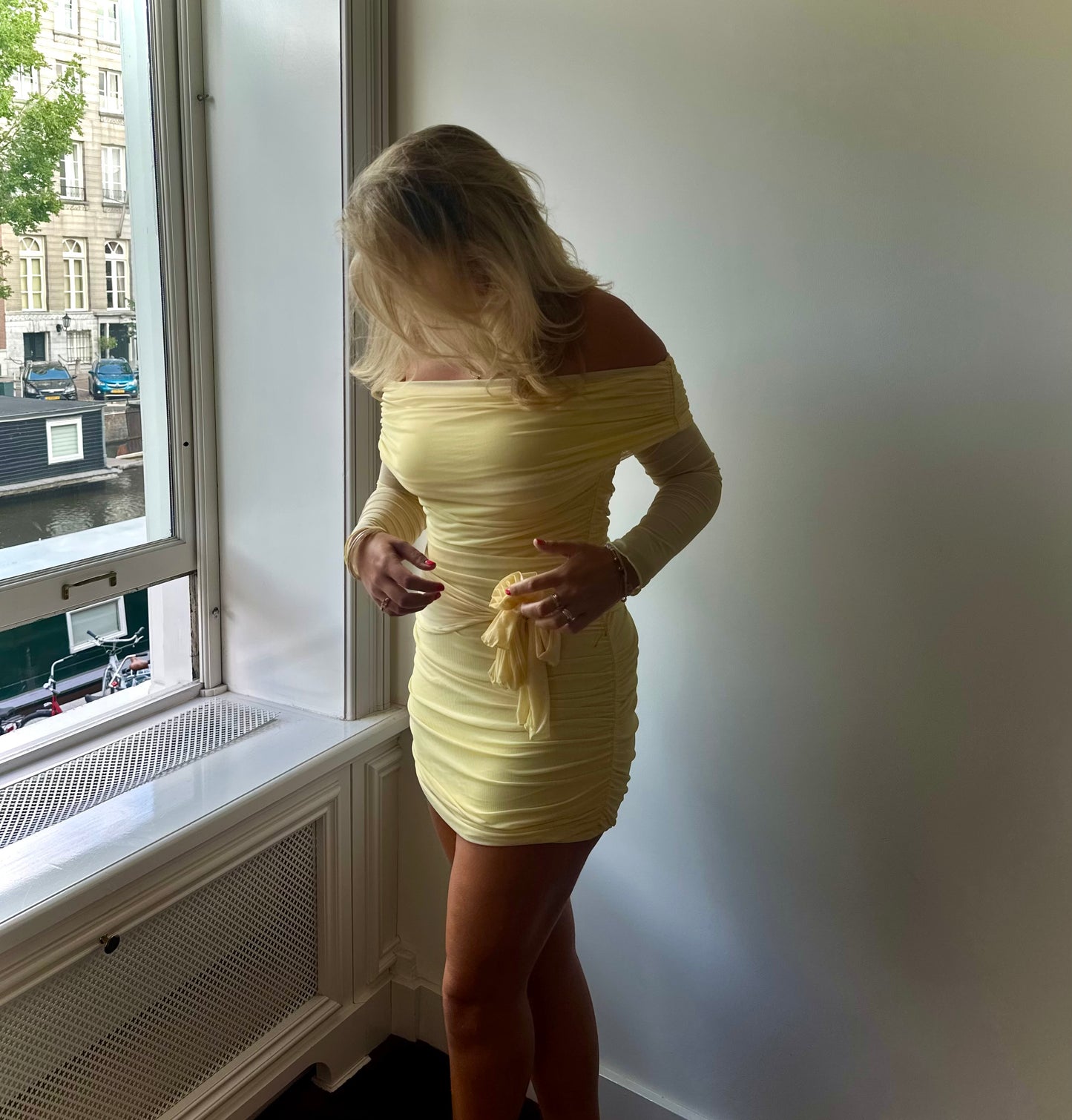 Rosa Franca van Peppermayo - off-shoulder jurk met geplooide halslijn te huur bij POOMBIES, jurk huren voor gala of feest