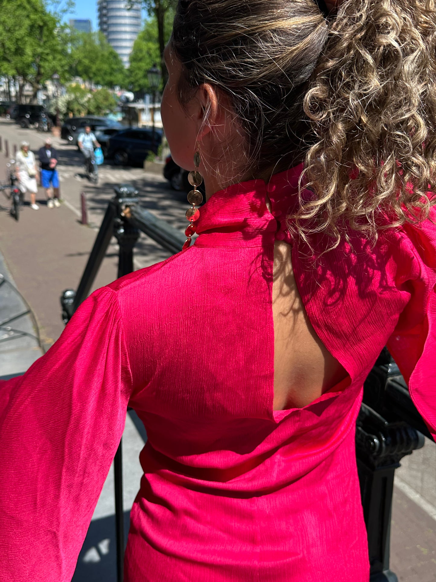 Farrah van Rat & Boa - felroze satijnachtige viscose jurk te huur bij POOMBIES, jurk huren voor gala of feest