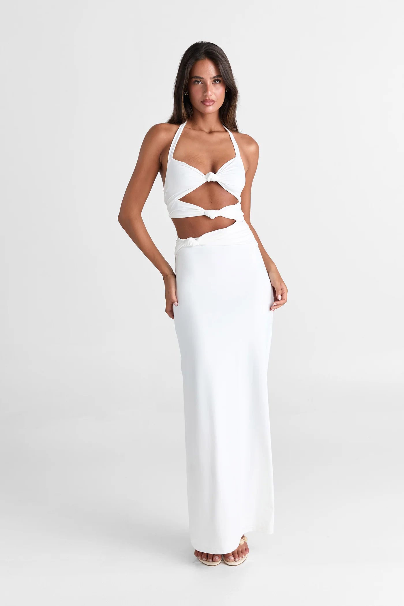 Oralia Wit van Sasha Therese - witte maxi-jurk met halternek en cut-outs te huur bij POOMBIES, jurk huren voor gala of feest