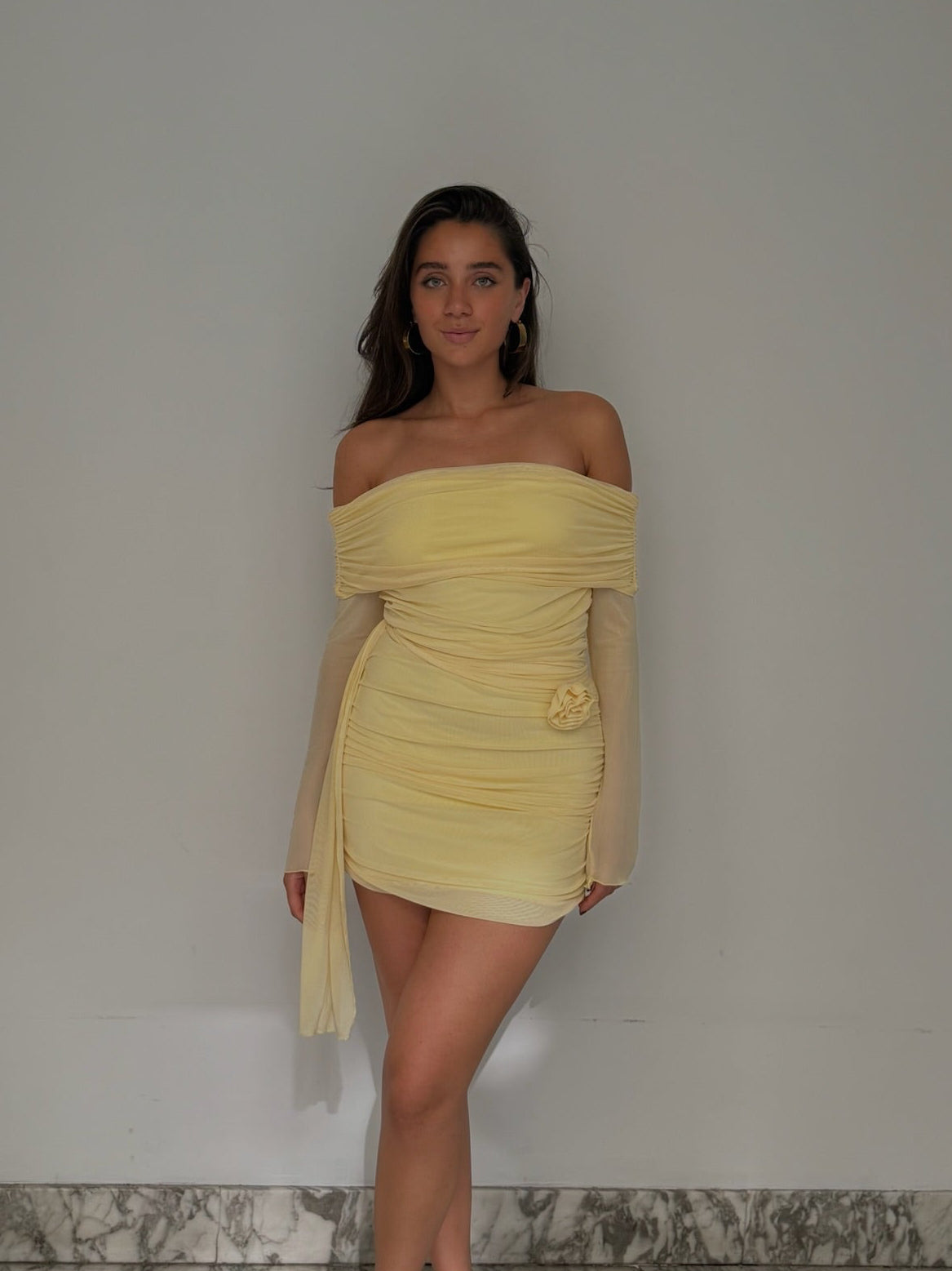Rosa Franca van Peppermayo - off-shoulder jurk met geplooide halslijn te huur bij POOMBIES, jurk huren voor gala of feest