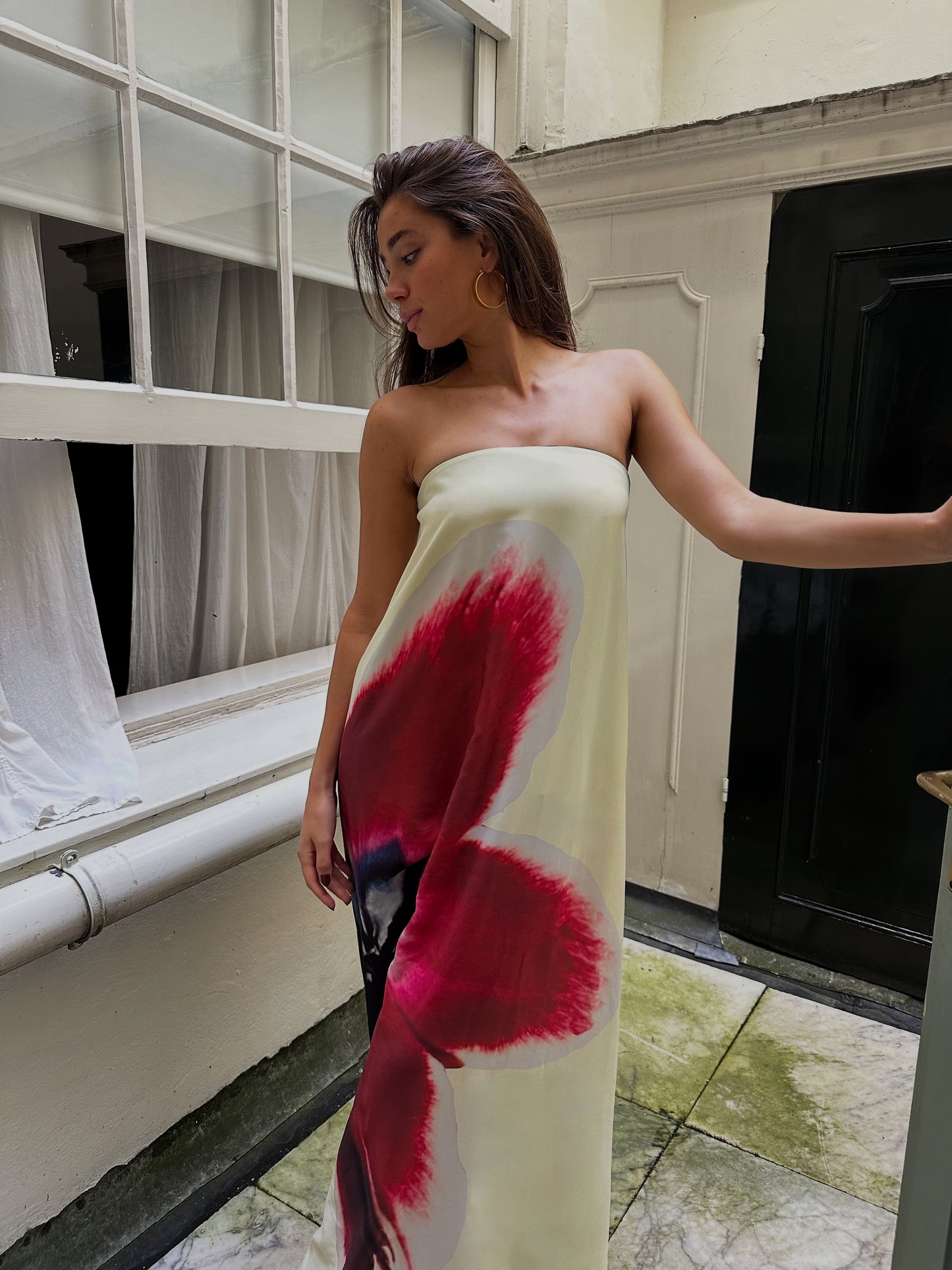 Antheia van Rat & Boa - jurk met leren riem en orchideënprint te huur bij POOMBIES, jurk huren voor gala of feest