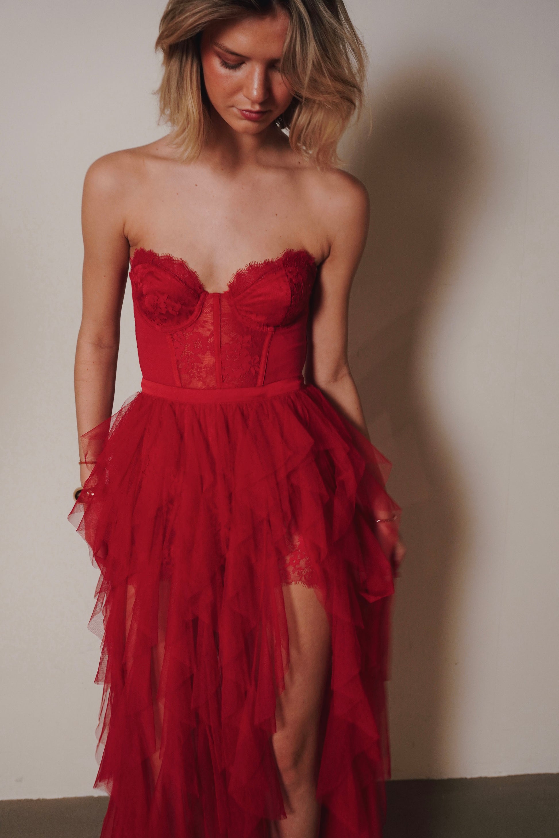 Lace Bustier van For Love & Lemons - rode bustierjurk met kant te huur bij POOMBIES, jurk huren voor gala of feest