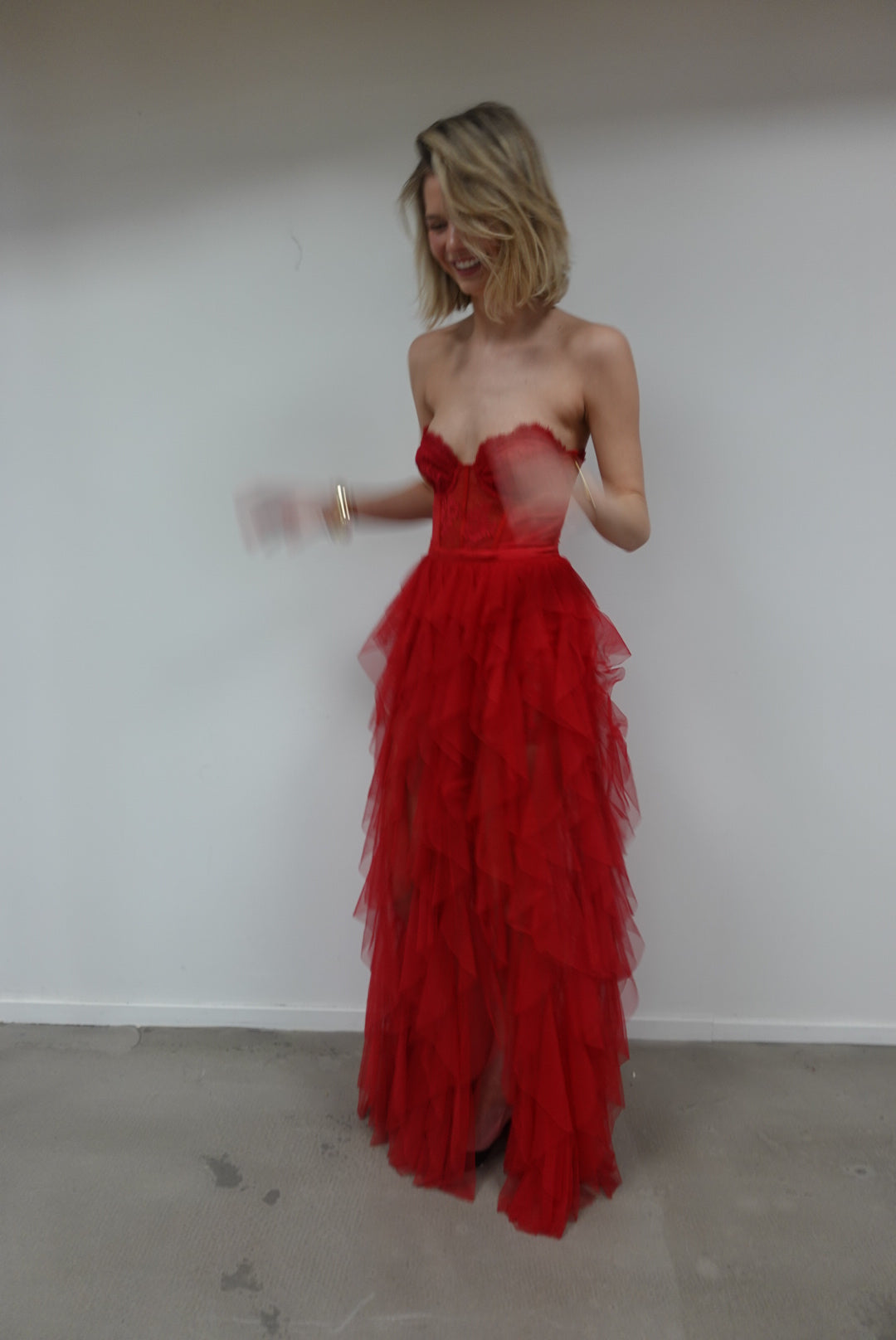 Lace Bustier van For Love & Lemons - rode bustierjurk met kant te huur bij POOMBIES, jurk huren voor gala of feest