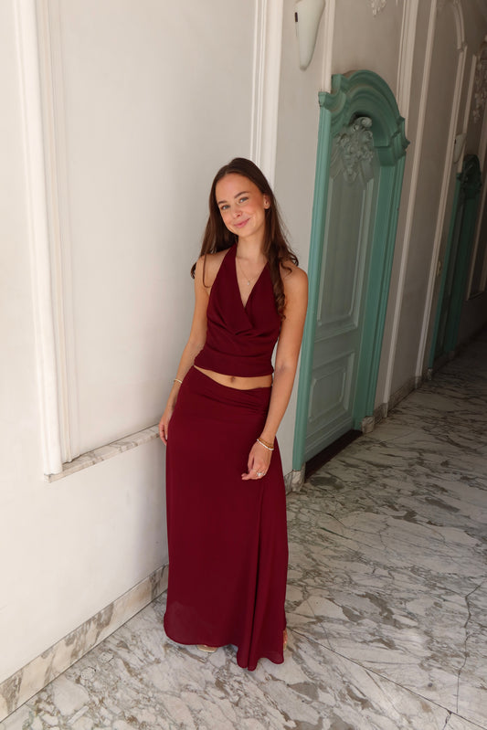 Seraphina Set van Sasha Therese in rood - chiffon set met haltertop en maxi-rok te huur bij Poombies, jurk huren voor gala, bruiloft of feest