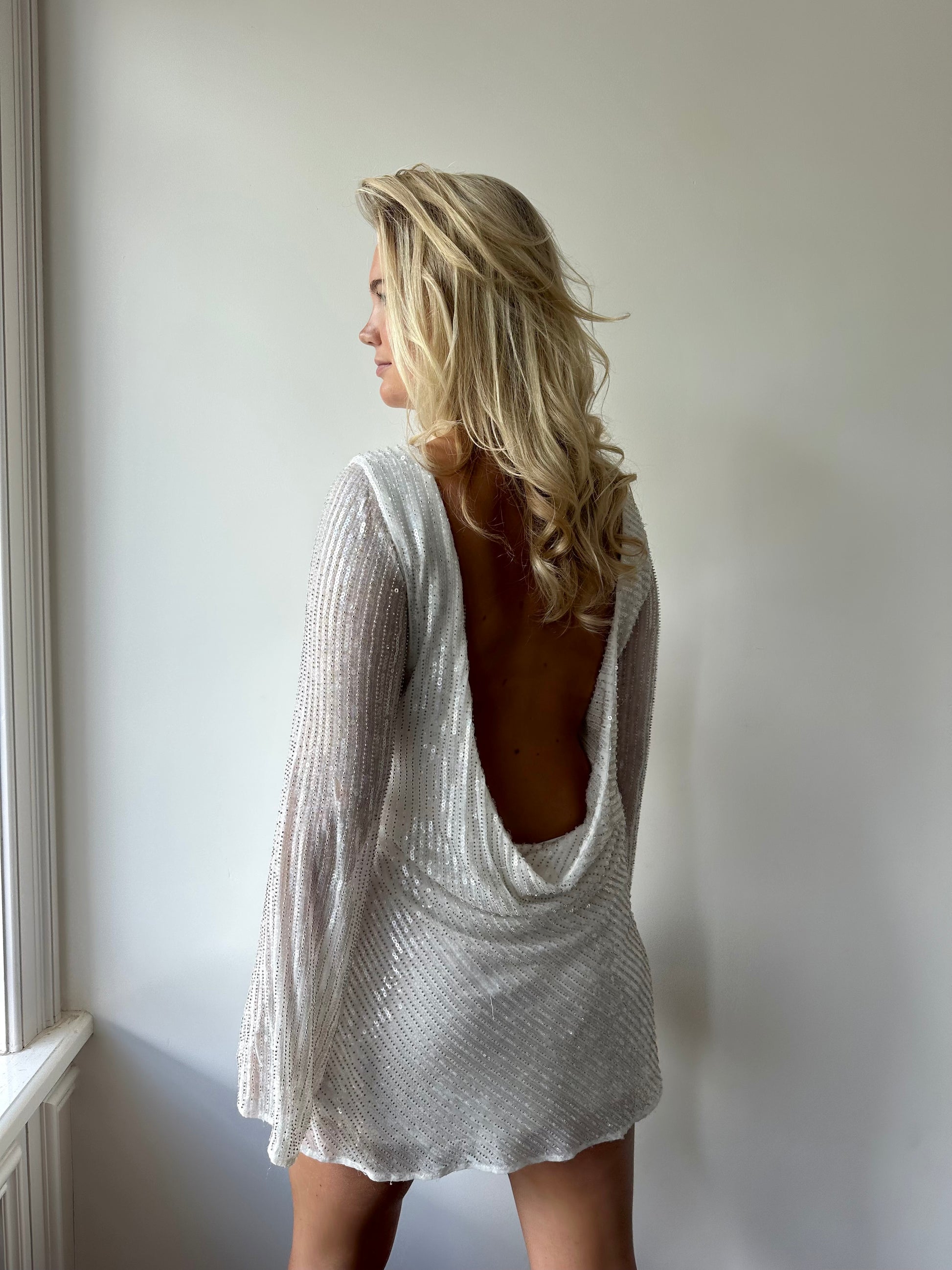 Nala Sequin Mini van Meshki - paillettenjurk met kralen te huur bij POOMBIES, jurk huren voor gala of feest