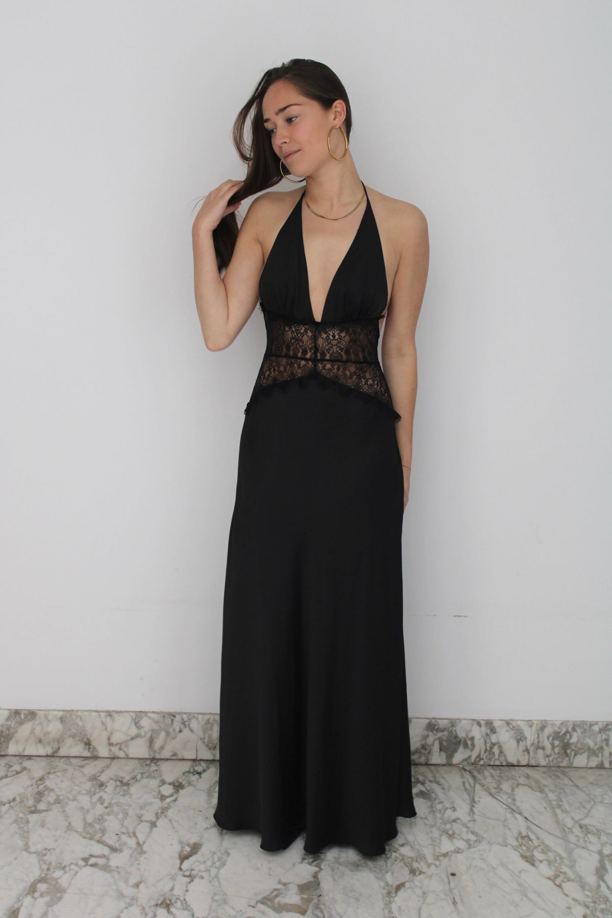 Dinah Maxi van Meshki in zwart - satijnen maxi jurk met halterneck te huur bij Poombies, jurk huren voor gala, bruiloft of feest