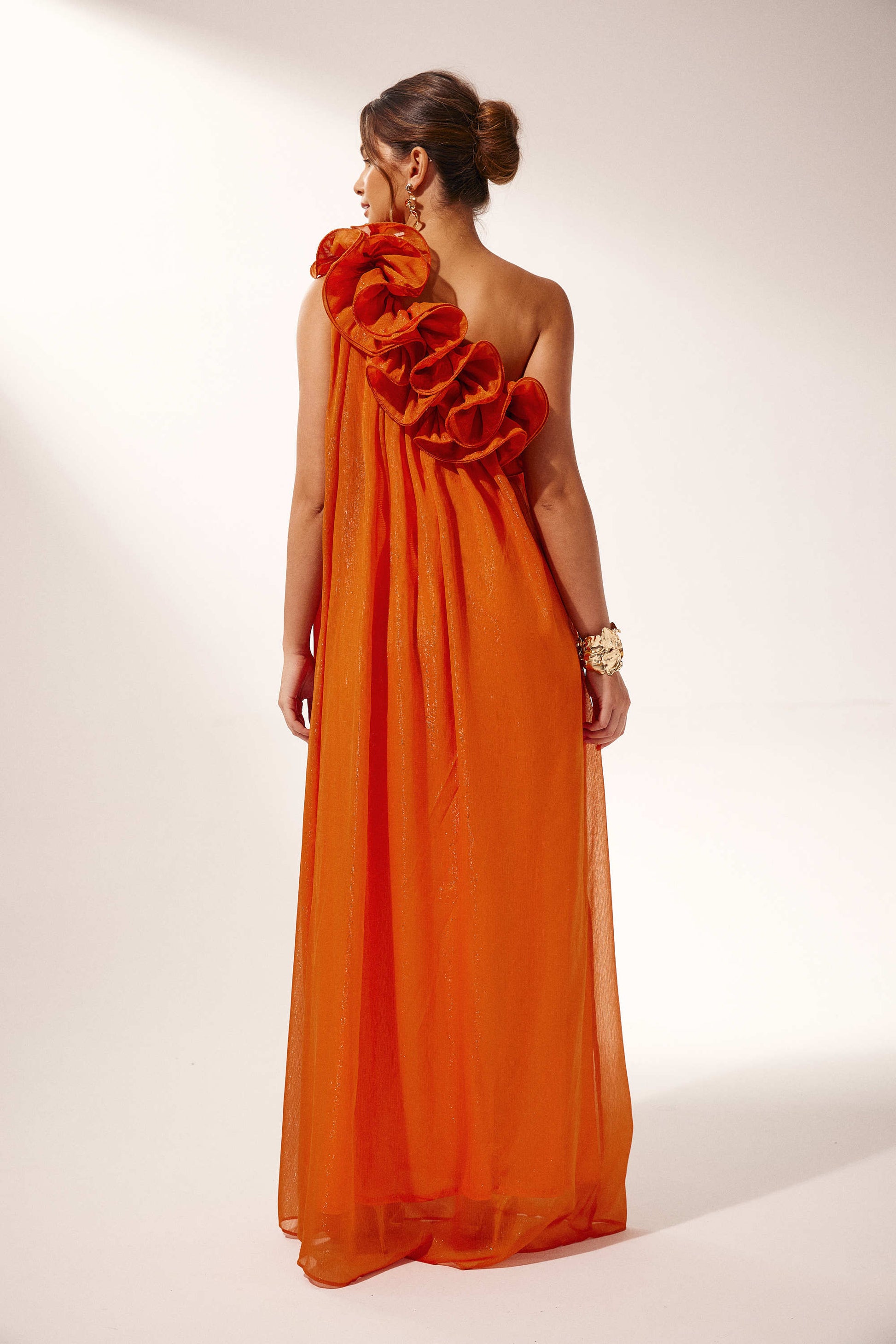 Hedda van Sunfere - maxi-jurk met één schouder en bloemenprint te huur bij POOMBIES, jurk huren voor gala of feest