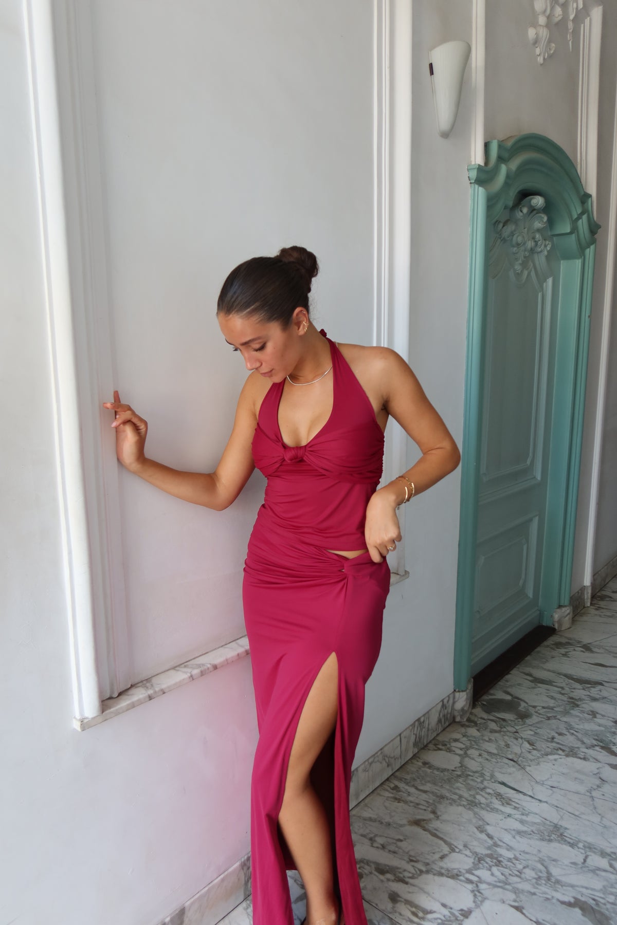 Blair Set van Sasha Therese in rood - chiffon set met haltertop en maxi-rok te huur bij Poombies, jurk huren voor gala, bruiloft of feest