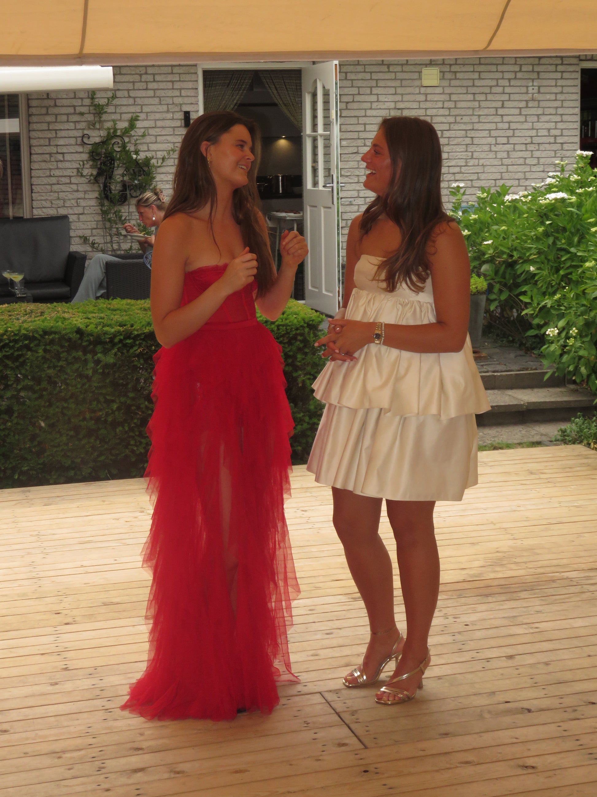 Lace Bustier van For Love & Lemons - rode bustierjurk met kant te huur bij POOMBIES, jurk huren voor gala of feest