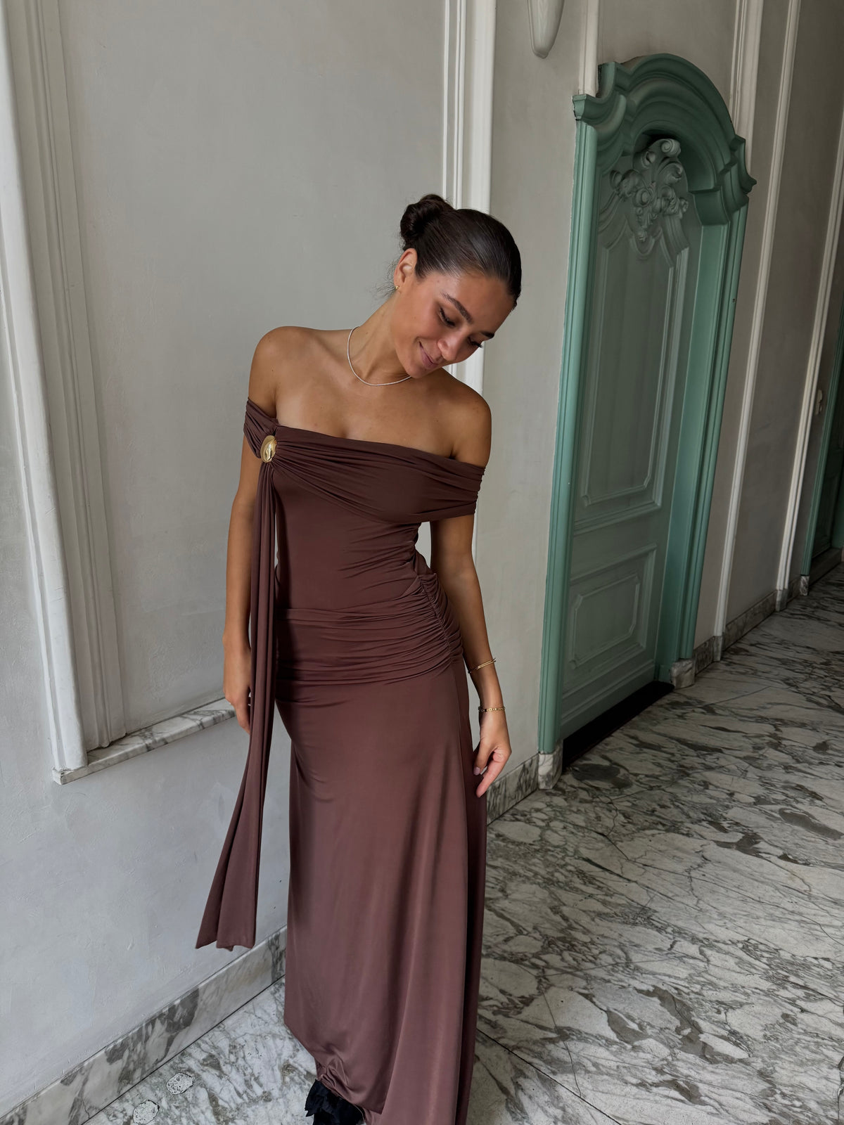 Oliver van Meshki in mochabruin - lange off-shoulder jurk met corset bodice en cut-out te huur bij Poombies, jurk huren voor gala, bruiloft of feest