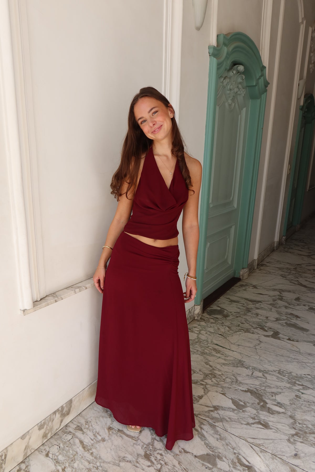 Seraphina Set van Sasha Therese in rood - chiffon set met haltertop en maxi-rok te huur bij Poombies, jurk huren voor gala, bruiloft of feest