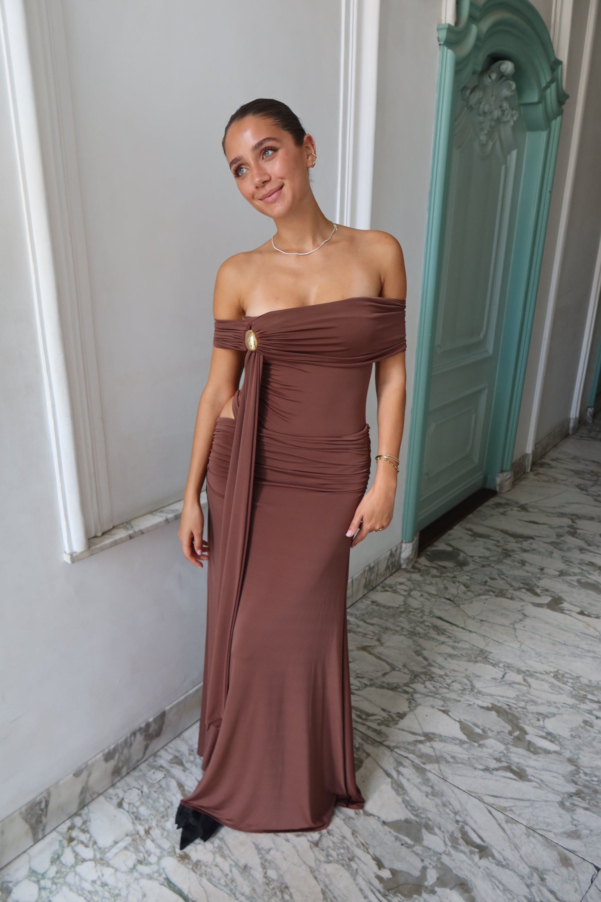 Oliver van Meshki in mochabruin - lange off-shoulder jurk met corset bodice en cut-out te huur bij Poombies, jurk huren voor gala, bruiloft of feest