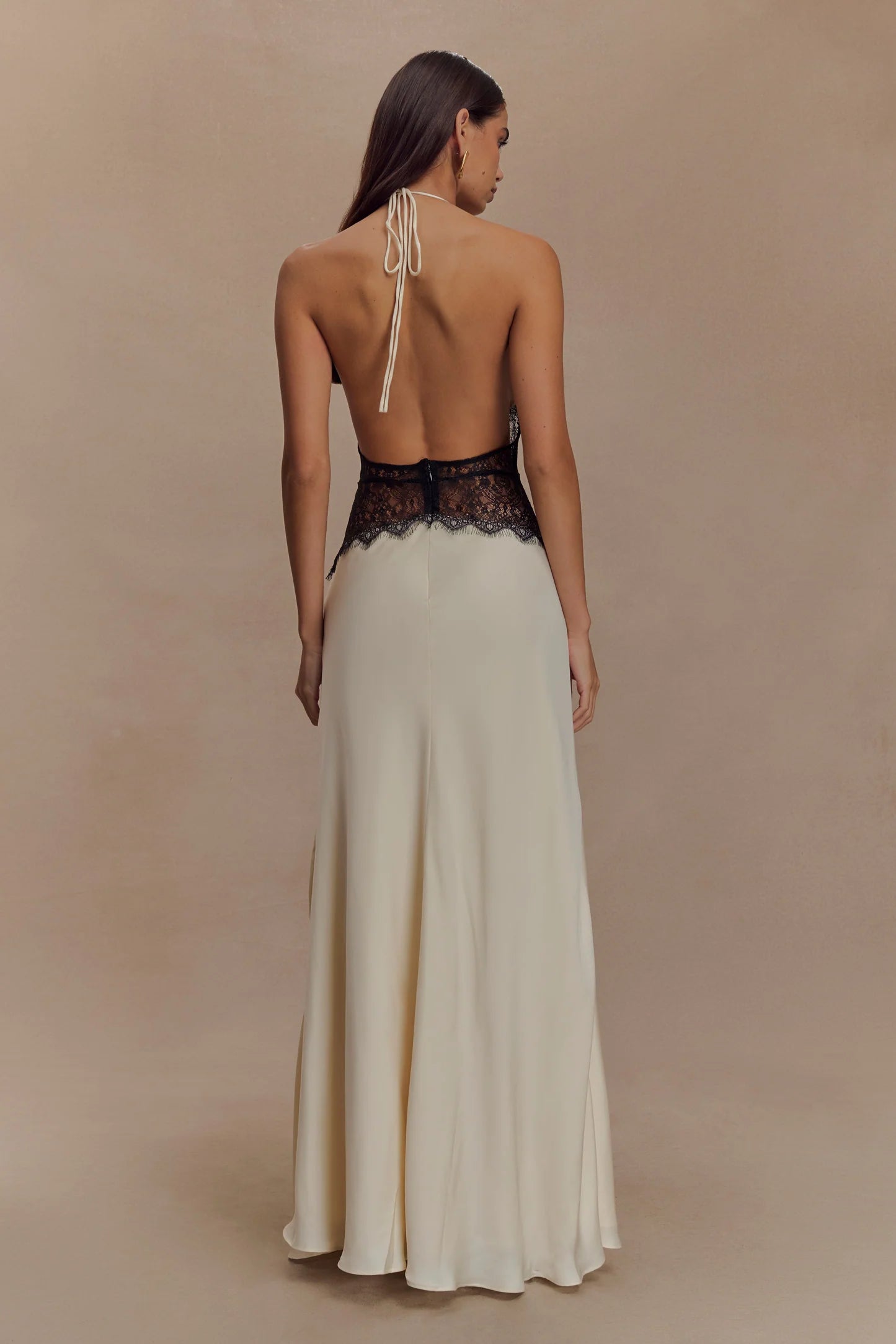 Dinah van Meshki - maxi-jurk met satijn en kant te huur bij POOMBIES, jurk huren voor gala of feest