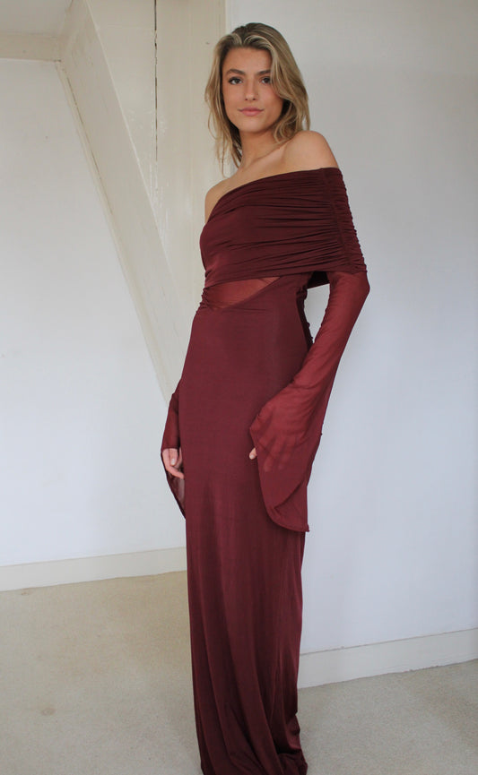 Kaitlin van Meshki - off-shoulder maxi-jurk met geplooide jersey te huur bij POOMBIES, jurk huren voor gala of feest