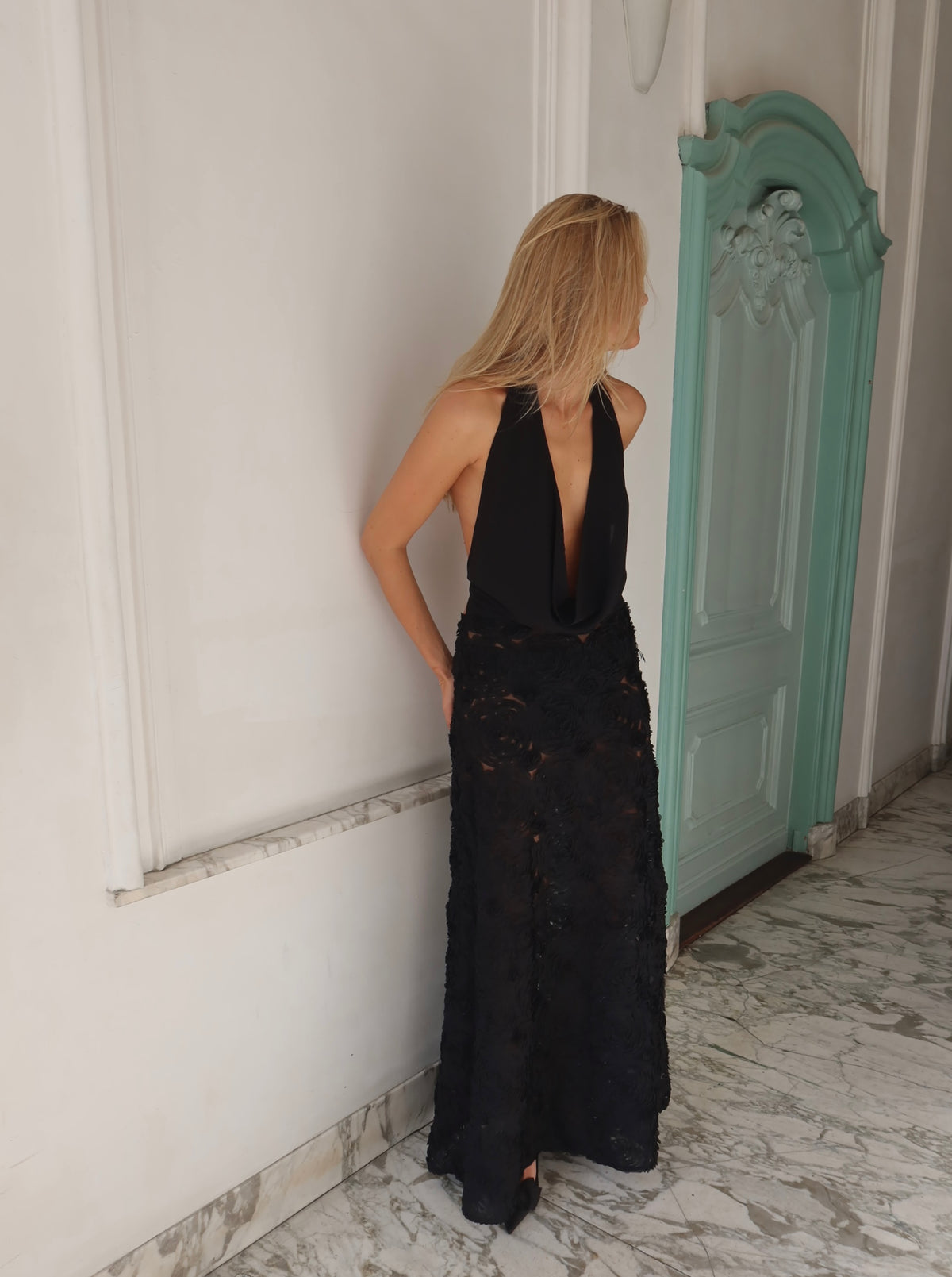 Adriana jurk van Arcina Ori in zwart - lange georgette maxi jurk met rose appliqué en cowl hals te huur bij Poombies, jurk huren voor bruiloft, gala of chiquedag
