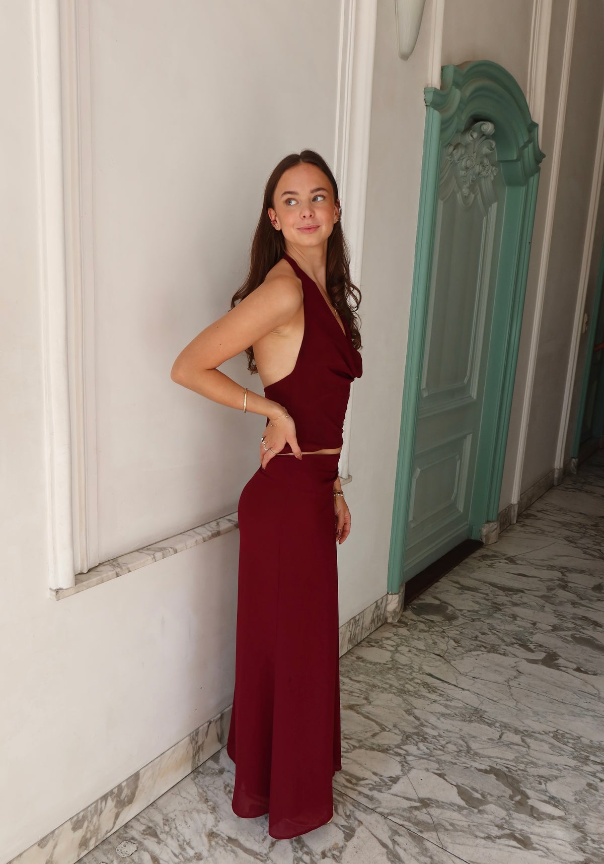 Seraphina Set van Sasha Therese in rood - chiffon set met haltertop en maxi-rok te huur bij Poombies, jurk huren voor gala, bruiloft of feest