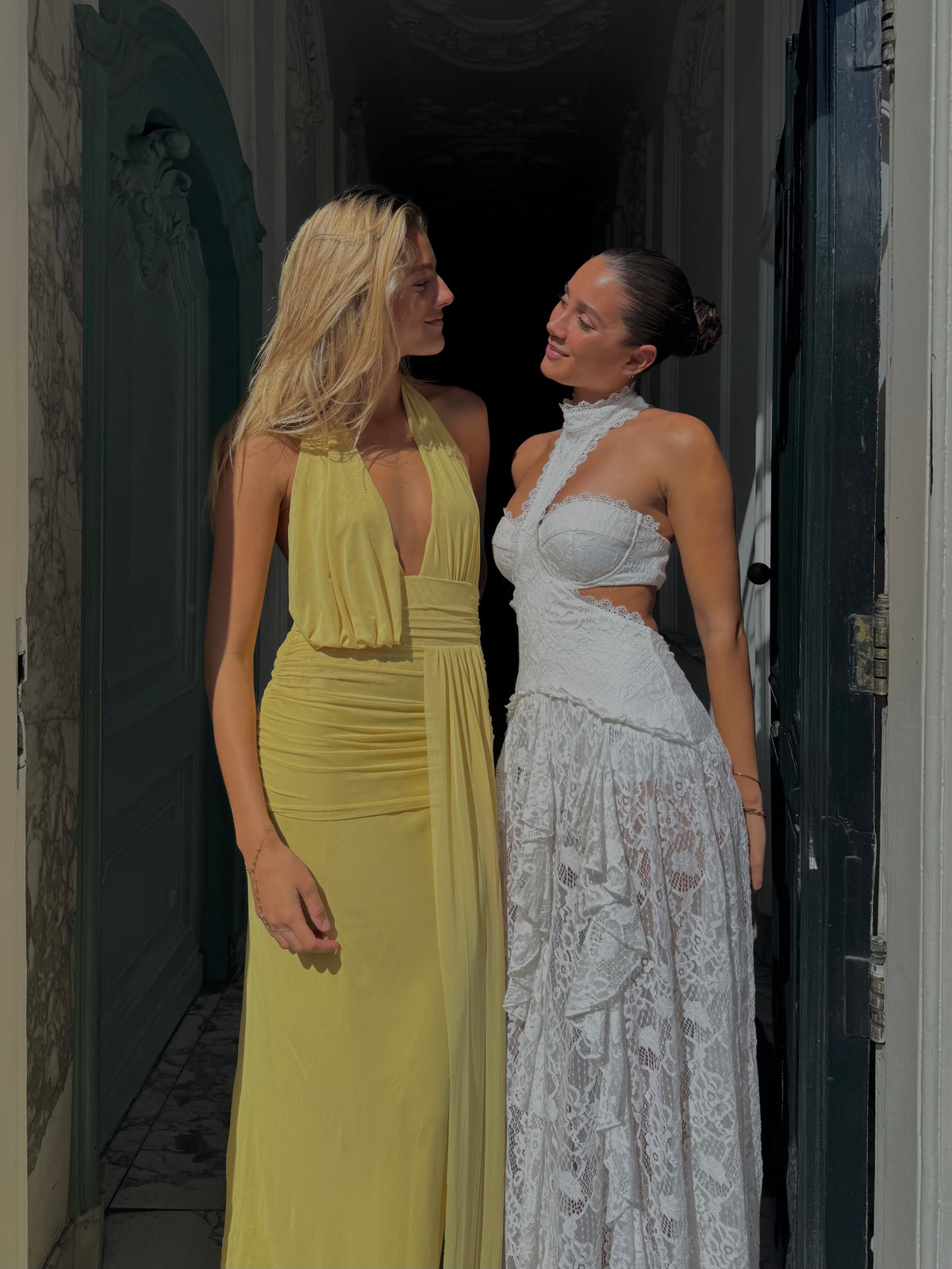 Cassis Drape van Bec + Bridge in geel - gedrapeerde jurk te huur bij Poombies, jurk huren voor bruiloft, gala of chiquedag