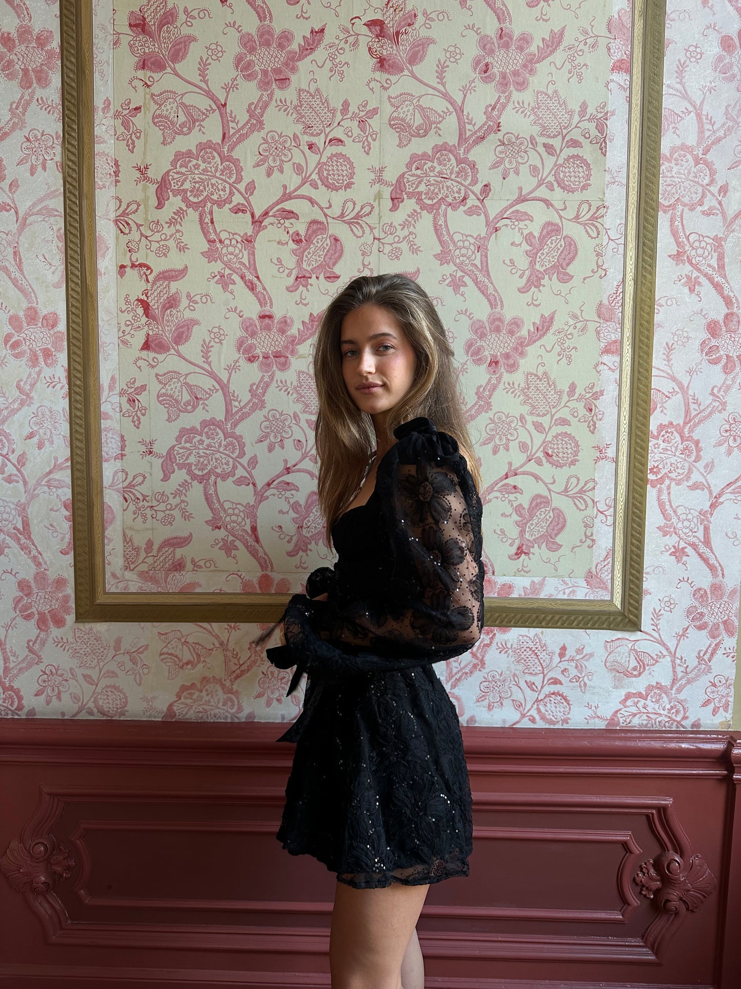 Kiersten Mini van For Love & Lemons - zwarte kanten mini-jurk met transparante mouwen te huur bij POOMBIES, jurk huren voor gala of feest