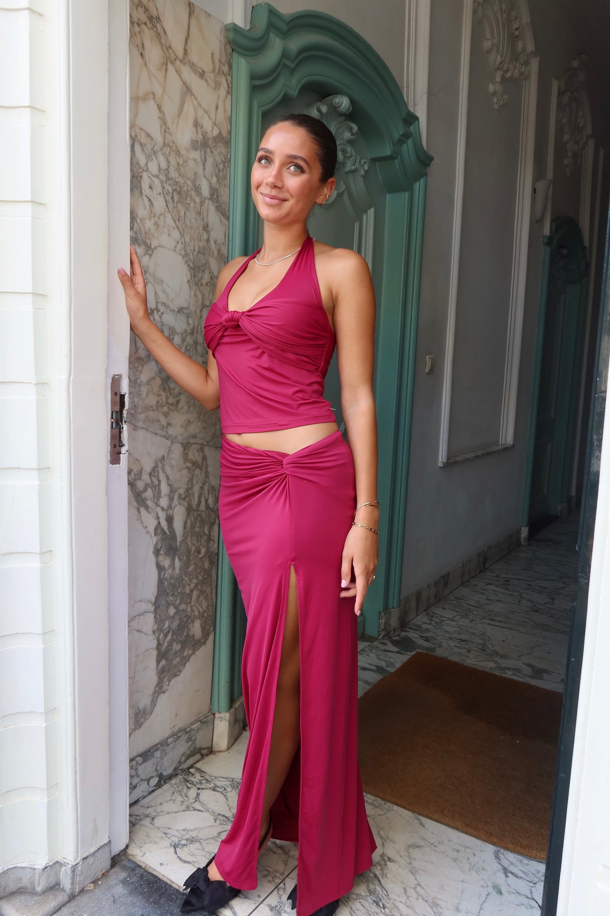 Blair Set van Sasha Therese in rood - chiffon set met haltertop en maxi-rok te huur bij Poombies, jurk huren voor gala, bruiloft of feest