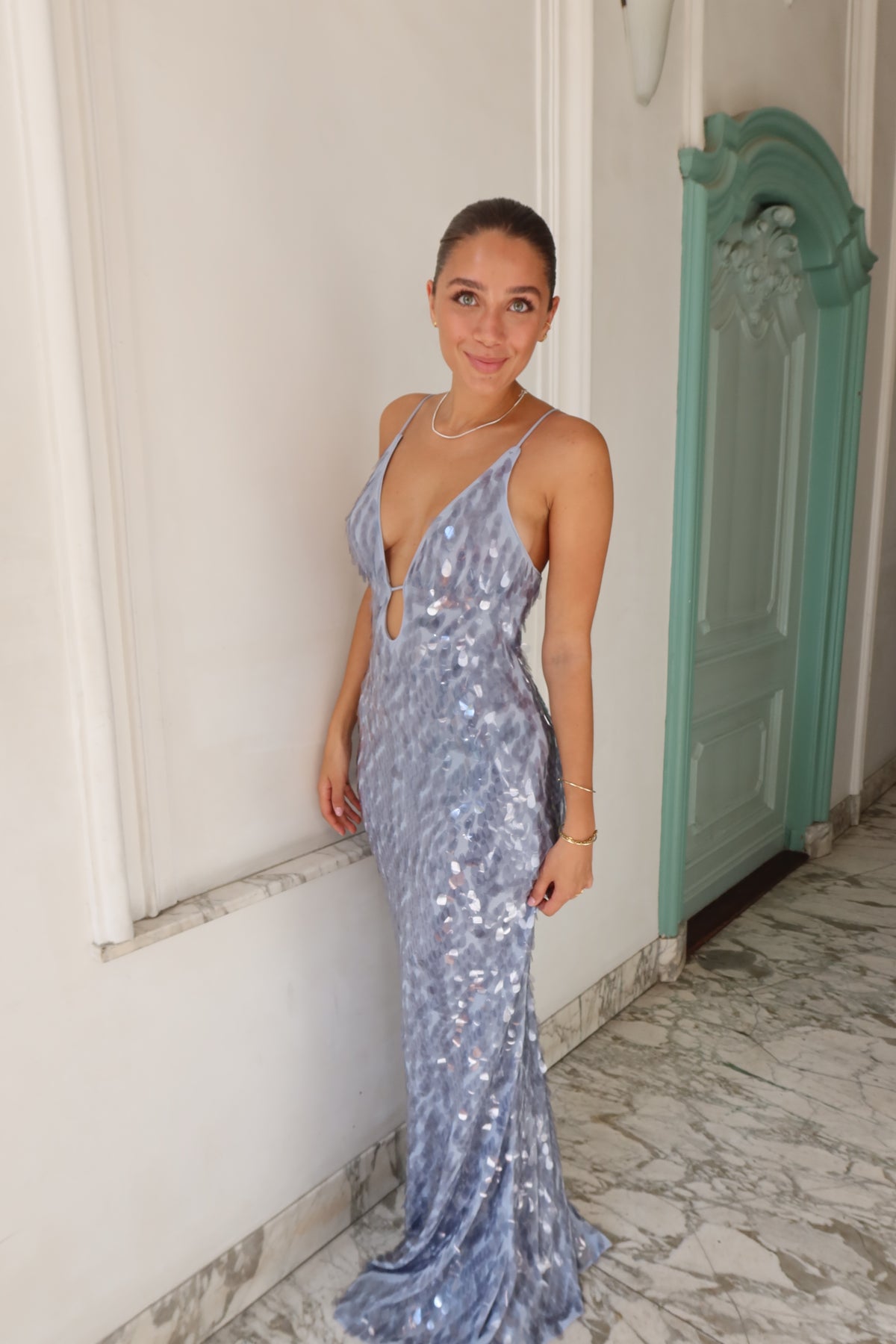 Sapphire Sequin jurk van Misha in dove grey - paillettenjurk te huur bij Poombies, jurk huren voor gala, bruiloft of feest