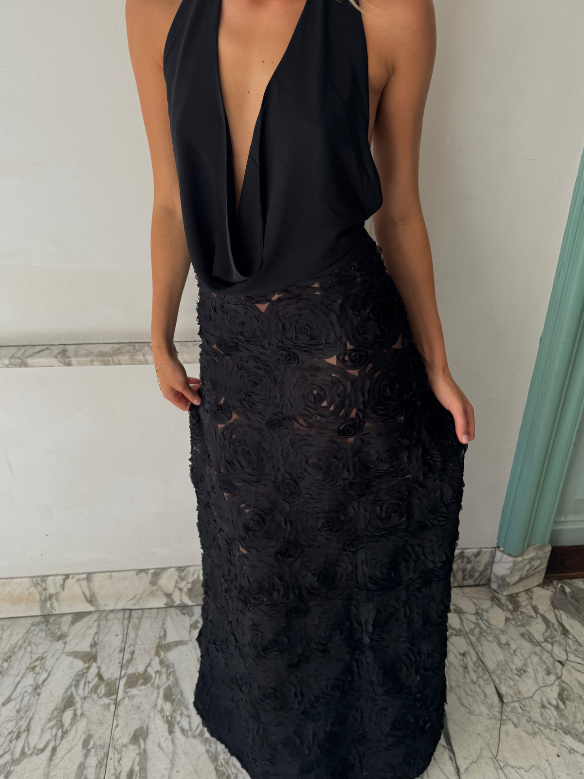 Adriana jurk van Arcina Ori in zwart - lange georgette maxi jurk met rose appliqué en cowl hals te huur bij Poombies, jurk huren voor bruiloft, gala of chiquedag