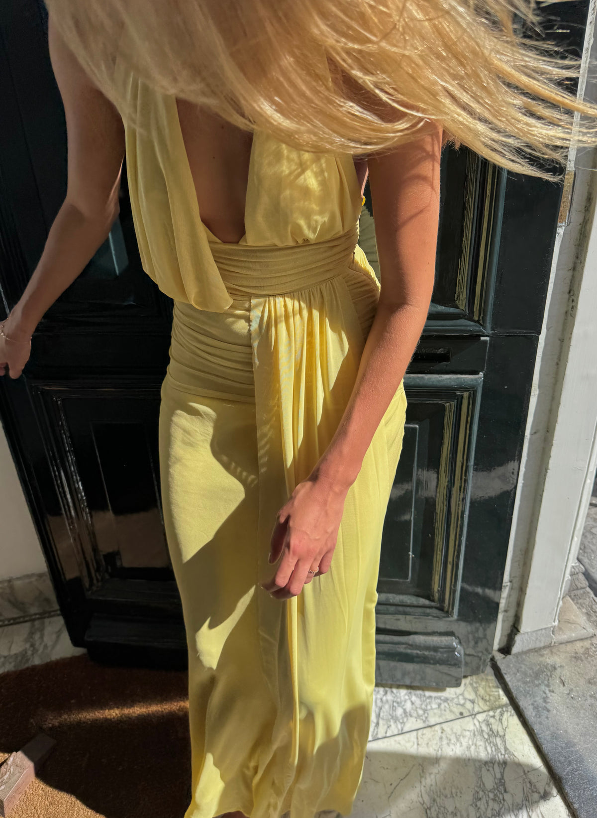 Cassis Drape van Bec + Bridge in geel - gedrapeerde jurk te huur bij Poombies, jurk huren voor bruiloft, gala of chiquedag