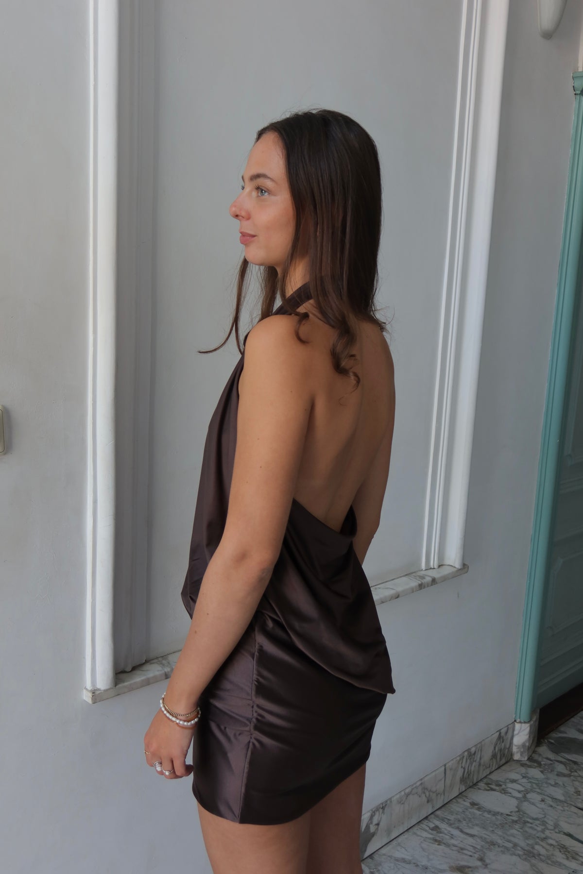 Arabel Draped Halter Mini jurk van Meshki in chocolate - satijnen halter mini jurk te huur bij Poombies, jurk huren voor 21-diner, feest of gala