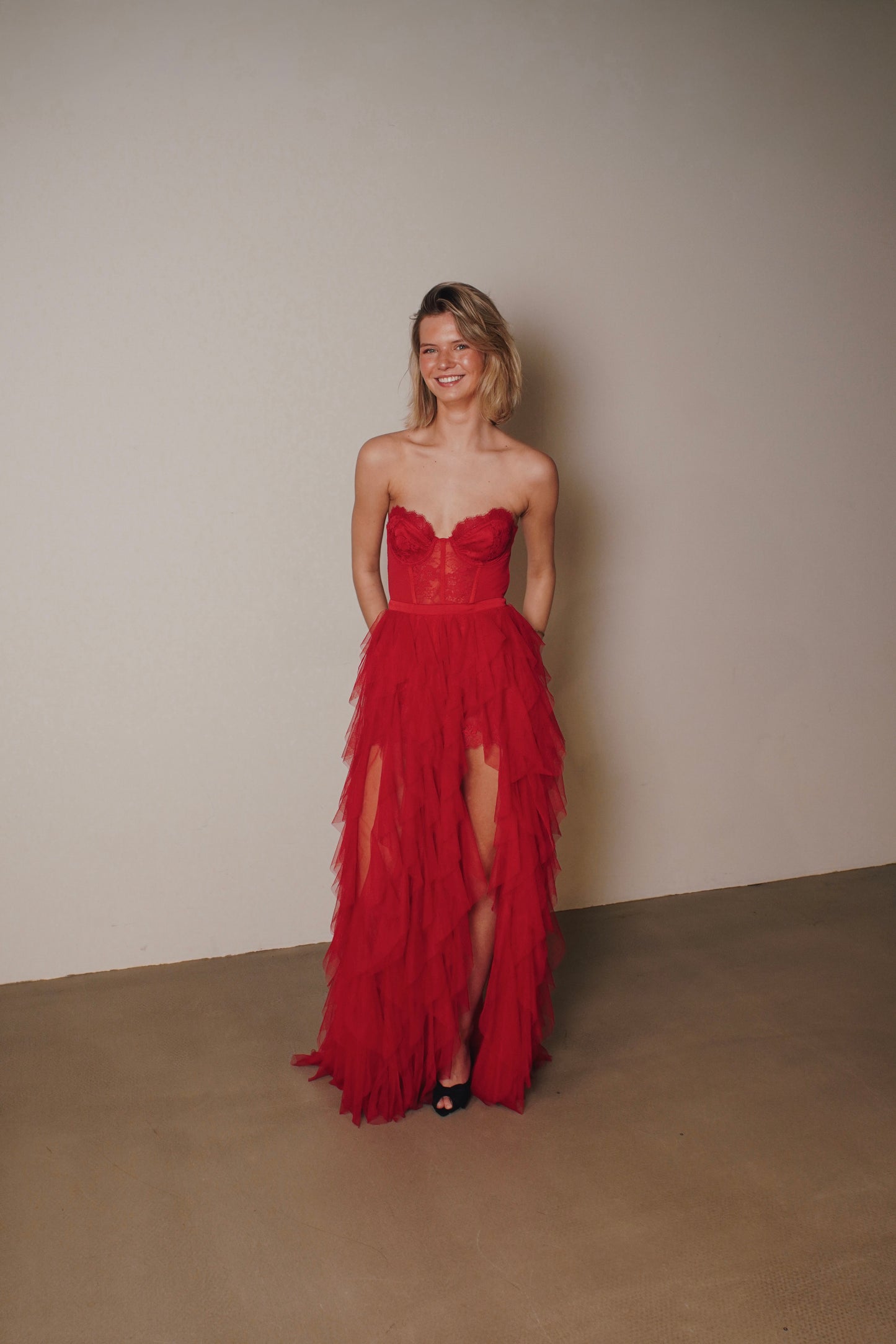 Lace Bustier van For Love & Lemons - rode bustierjurk met kant te huur bij POOMBIES, jurk huren voor gala of feest