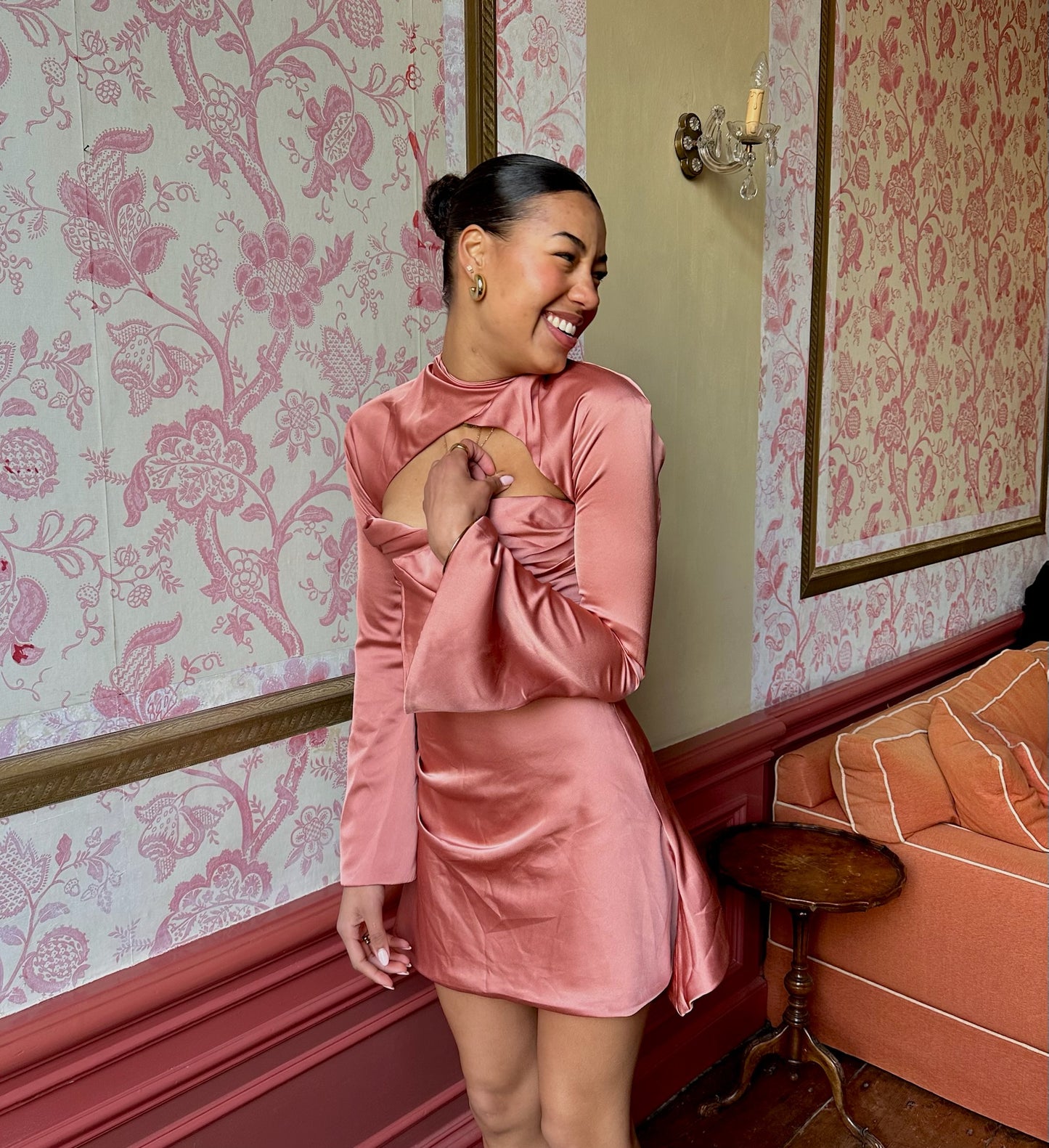 Toira van House of CB - satijnen mini-jurk met hoge hals en cut-out te huur bij POOMBIES, jurk huren voor gala of feest