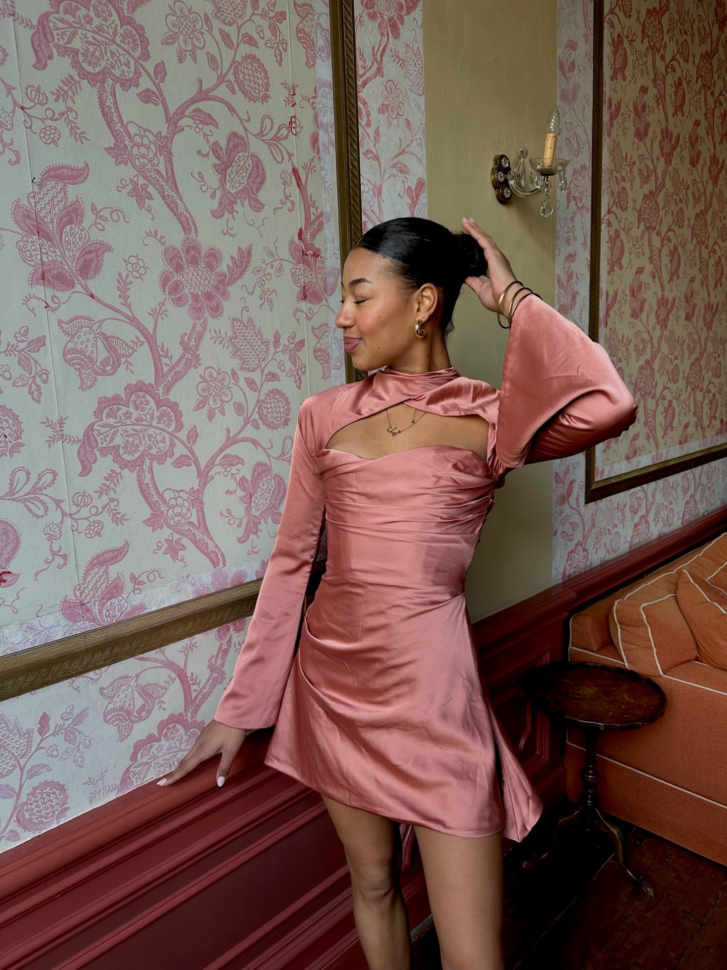 Toira van House of CB - satijnen mini-jurk met hoge hals en cut-out te huur bij POOMBIES, jurk huren voor gala of feest
