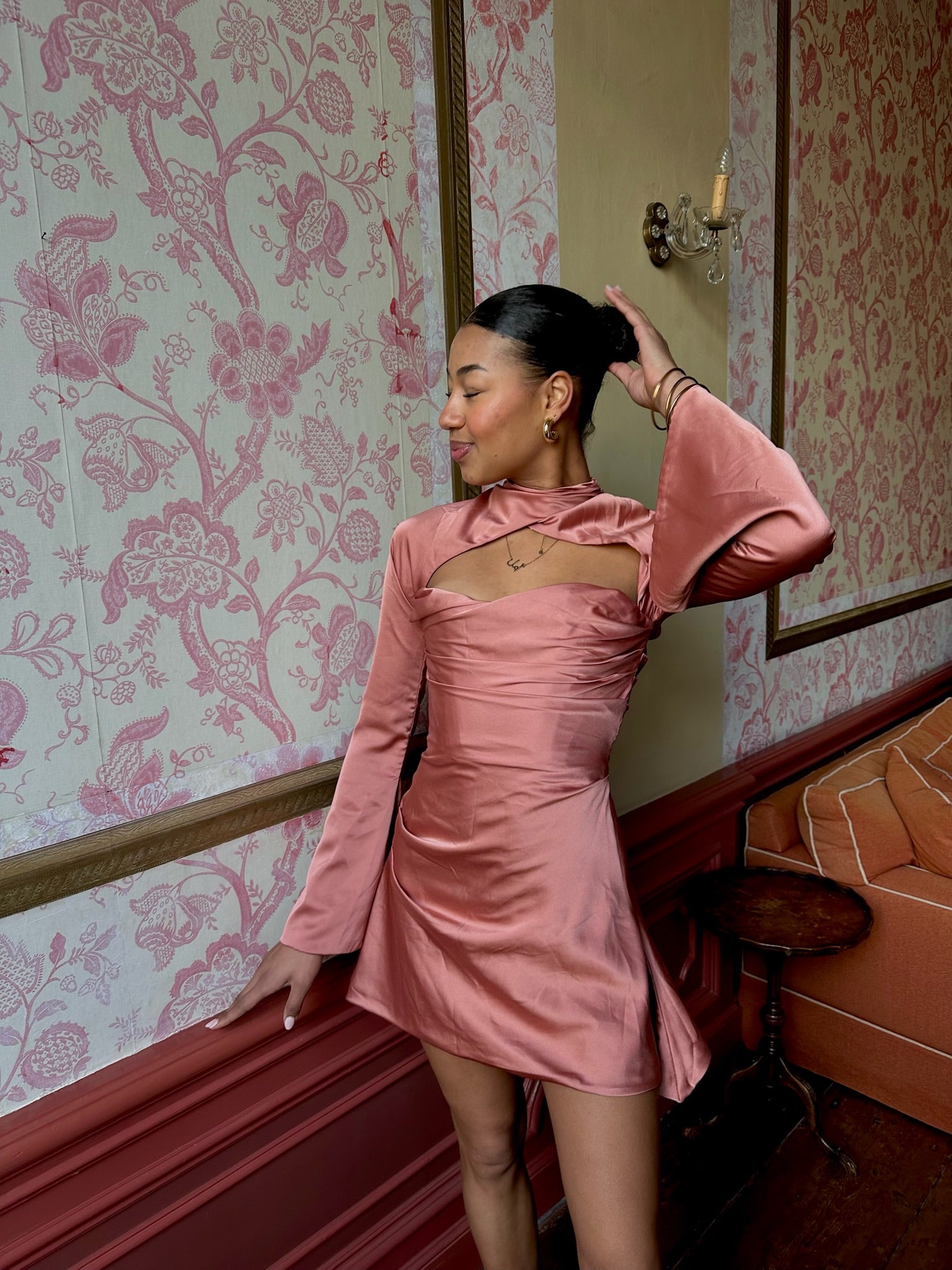 Toira van House of CB - satijnen mini-jurk met hoge hals en cut-out te huur bij POOMBIES, jurk huren voor gala of feest