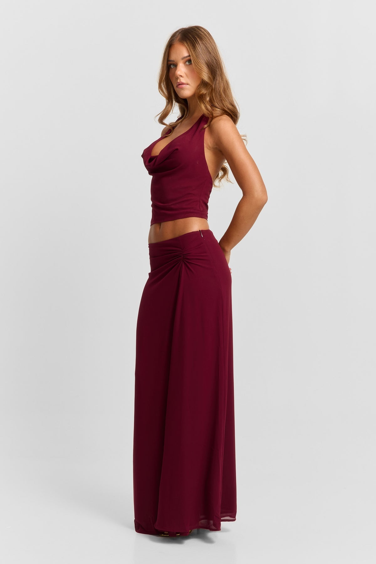 Seraphina Set van Sasha Therese - rode chiffon set met haltertop en maxi-rok te huur bij POOMBIES, jurk huren voor gala of feest