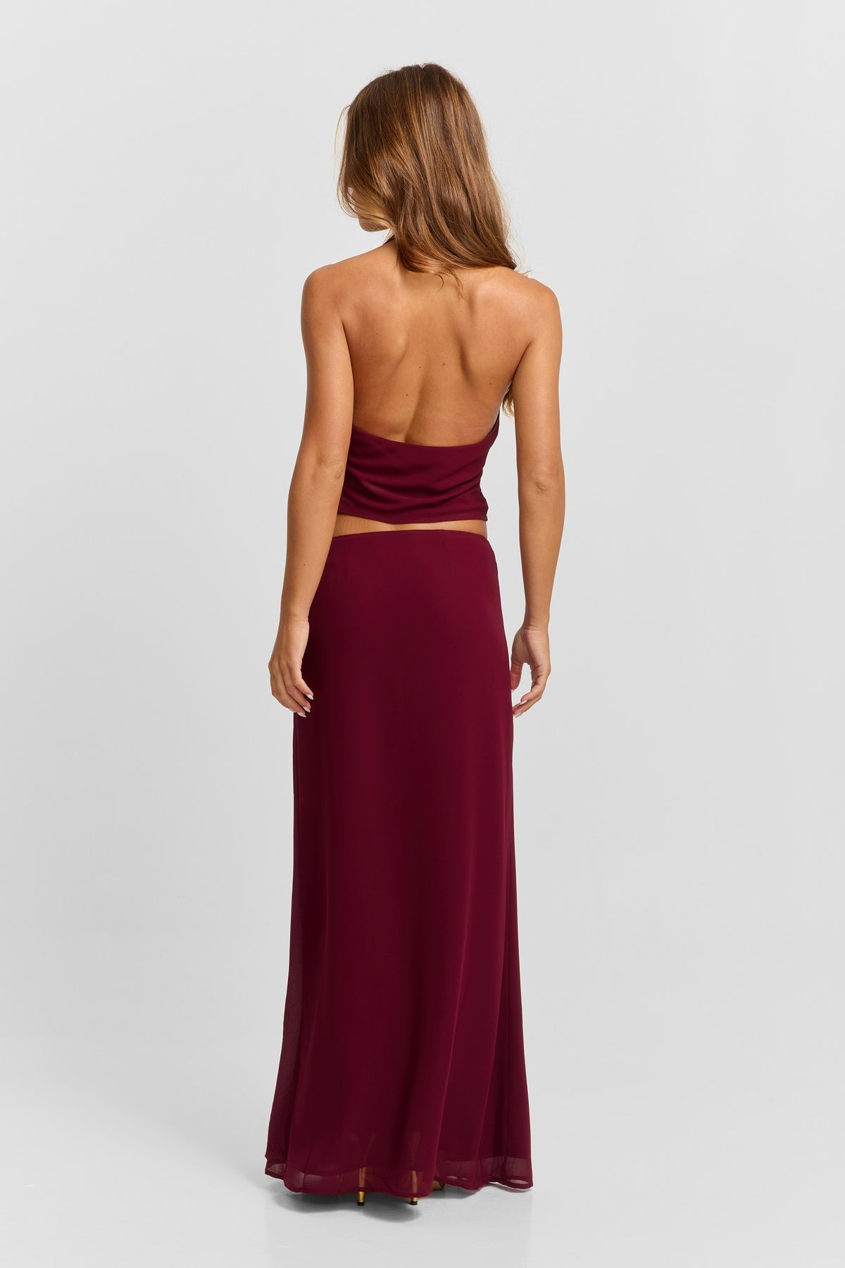 Seraphina Set van Sasha Therese - rode chiffon set met haltertop en maxi-rok te huur bij POOMBIES, jurk huren voor gala of feest