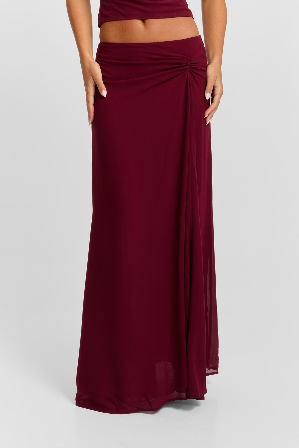 Seraphina Set van Sasha Therese - rode chiffon set met haltertop en maxi-rok te huur bij POOMBIES, jurk huren voor gala of feest