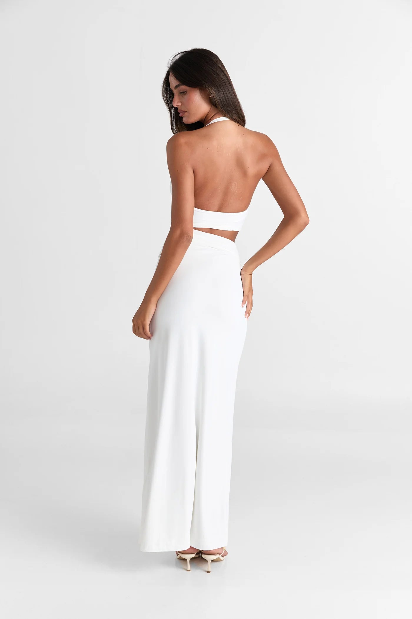 Oralia Wit van Sasha Therese - witte maxi-jurk met halternek en cut-outs te huur bij POOMBIES, jurk huren voor gala of feest