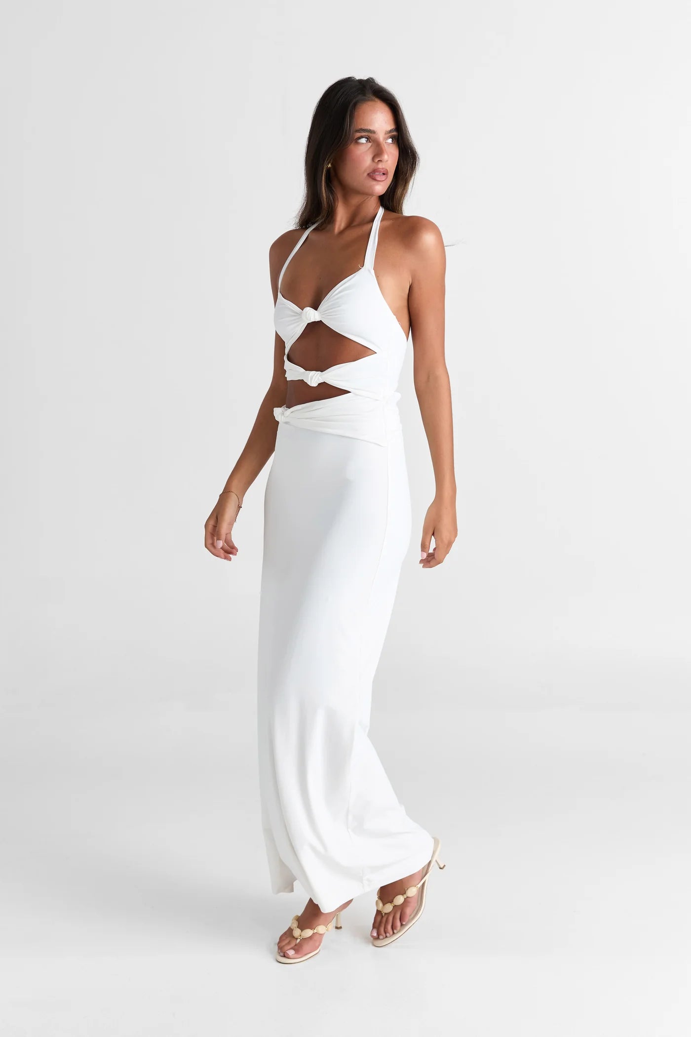 Oralia Wit van Sasha Therese - witte maxi-jurk met halternek en cut-outs te huur bij POOMBIES, jurk huren voor gala of feest
