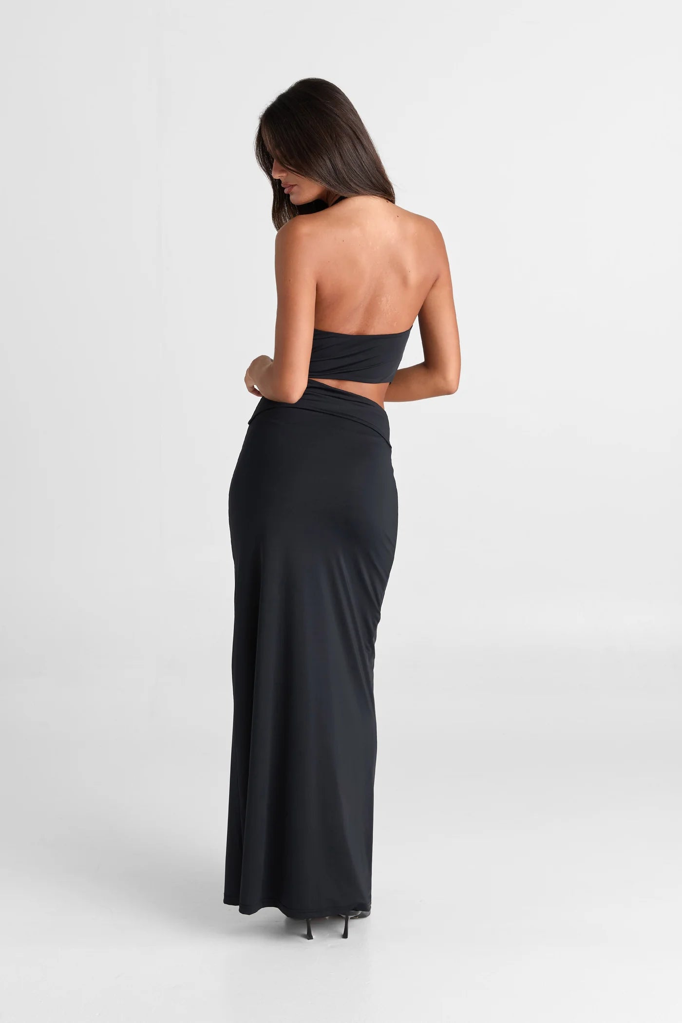 Oralia Zwart van Sasha Therese - zwarte maxi-jurk met halternek en cut-outs te huur bij POOMBIES, jurk huren voor gala of feest
