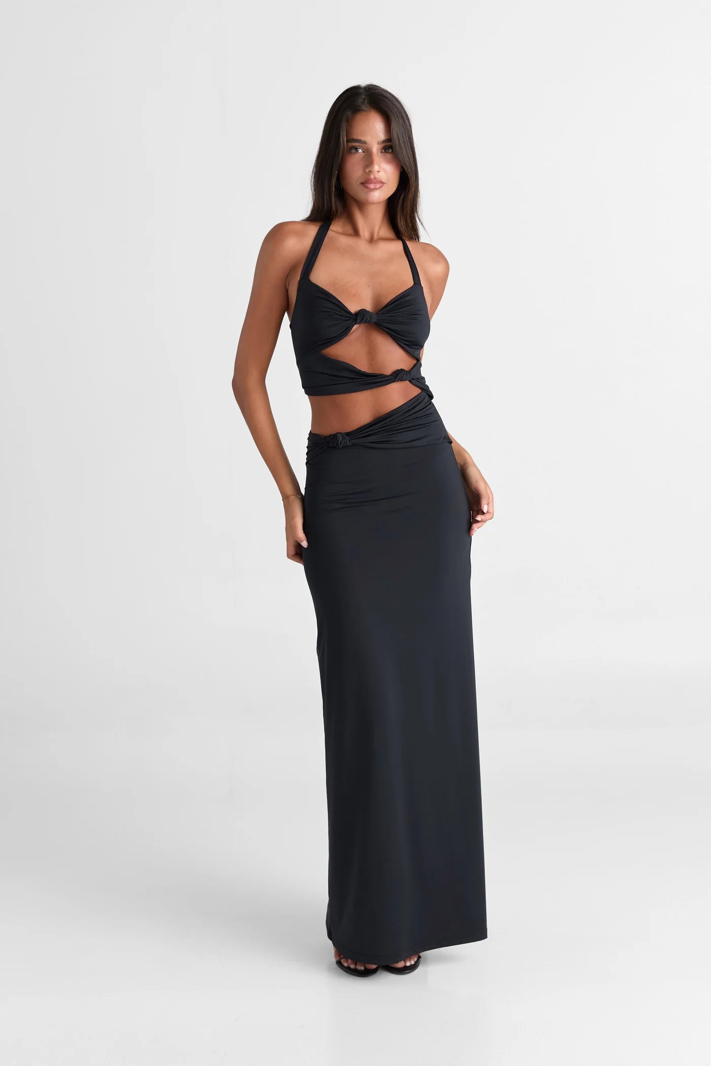 Oralia Zwart van Sasha Therese - zwarte maxi-jurk met halternek en cut-outs te huur bij POOMBIES, jurk huren voor gala of feest