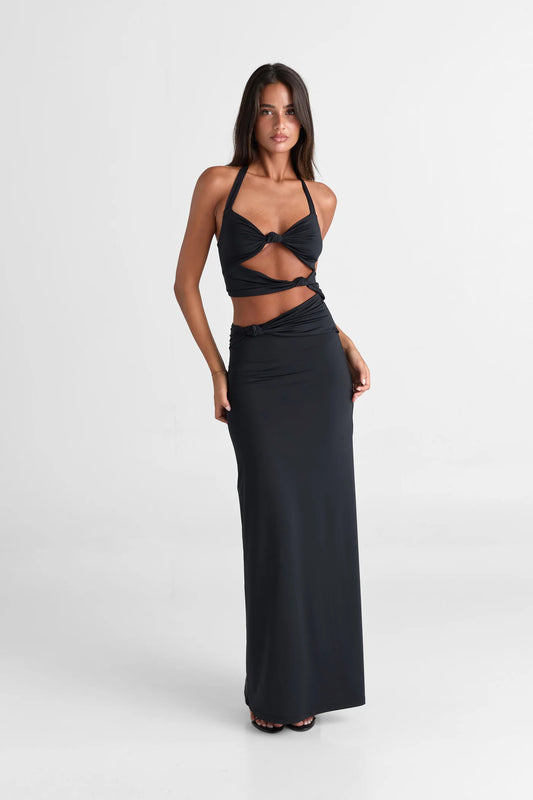 Oralia Zwart van Sasha Therese - zwarte maxi-jurk met halternek en cut-outs te huur bij POOMBIES, jurk huren voor gala of feest